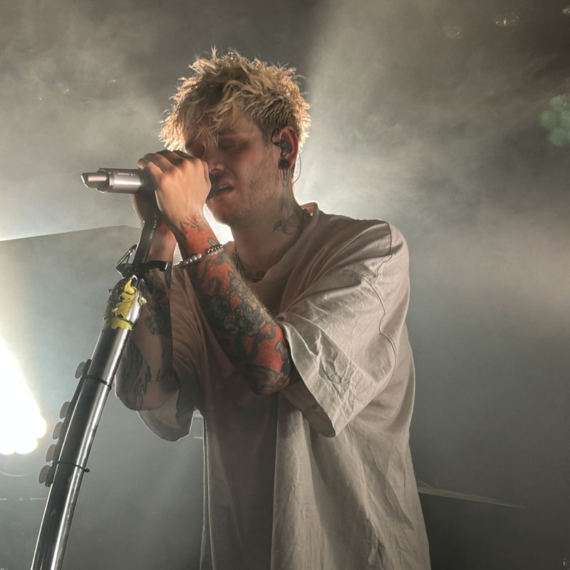 concert singer light microfone white Shirt tattoo
